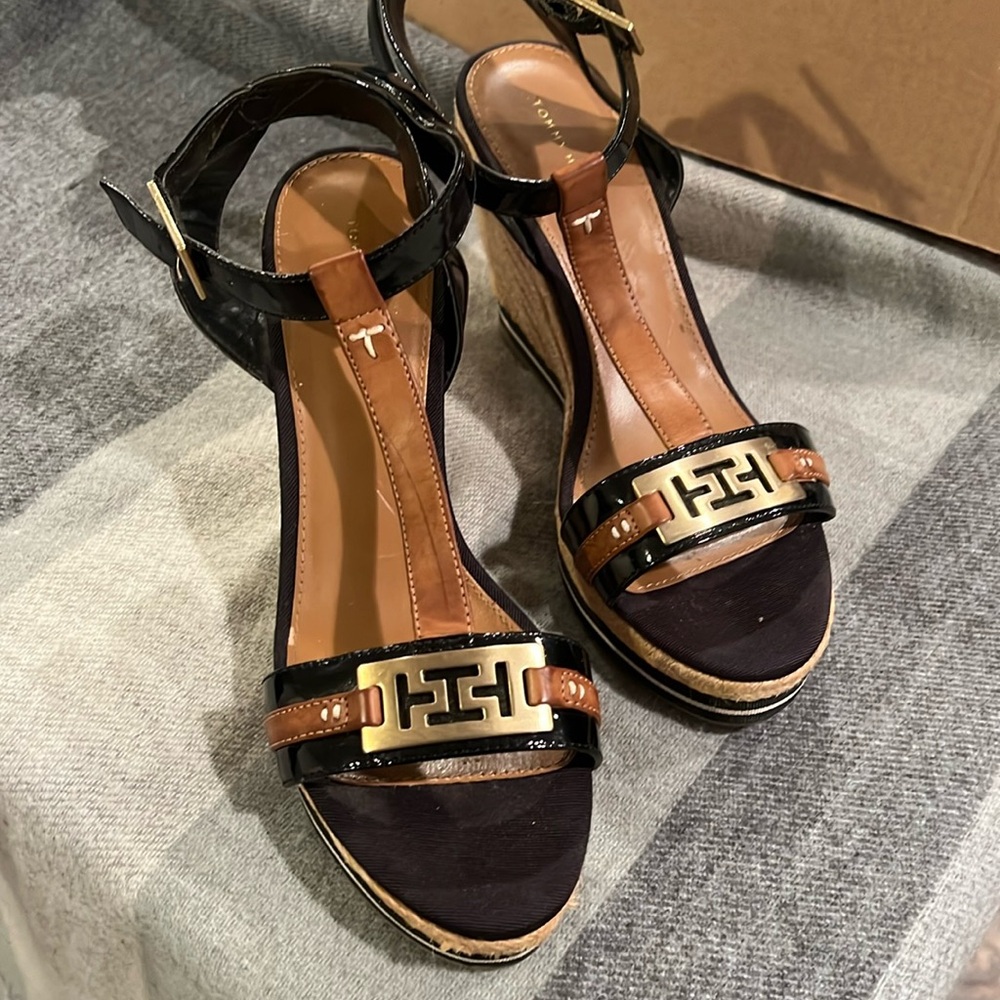 TOMMY HILFIGER wedges
